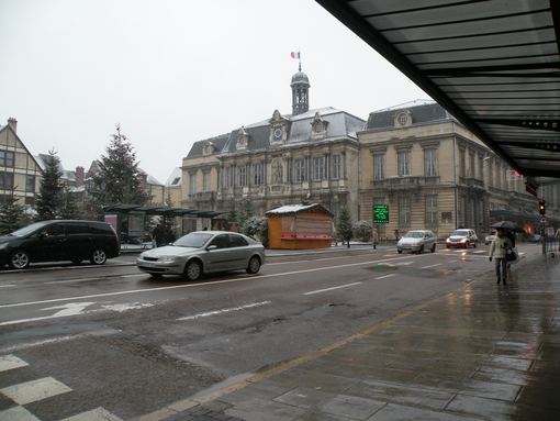  hôtel de ville sous la pluie en hiver